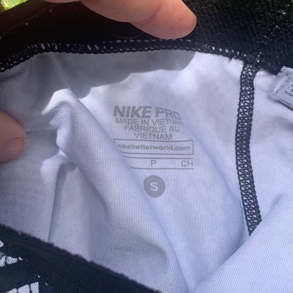 [Nike] Black/White Python Pattern Crops - Size Small - Picture 3 of 3